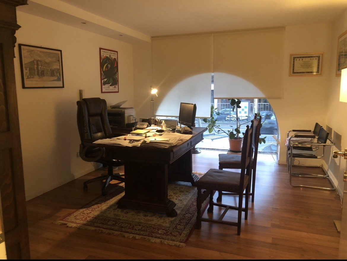 L’ufficio dello Studio Legale D’Emanuele, con scrivania e sedute per il colloquio